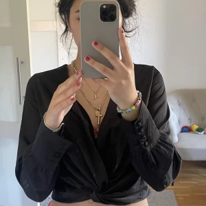 Satinblus - Jättefin croppad satinblus från Bikbok. Aldrig använd och inga defekter. Jätteskönt material och luftig. Storlek S men passar nog från XS-M.