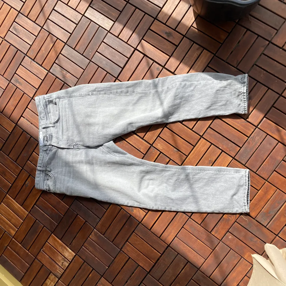 Säljer ett par jeans från Jack and Jones för att de är för små. Modell: LOOSE/ CHRIS. Jeans & Byxor.