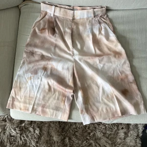 Långa shorts  - Underbara short som blivit för små. Använda ett fåtal ggr 