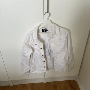 Vit jeansjacka - Lite skrynklig efter att ha legat på vinden. 