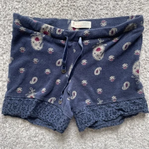 Byxor odd molly - Supergulliga frotebyxor från odd Molly. De är i storlek 0 vilket motsvarar typ xs. 