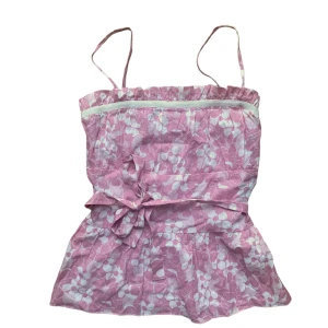 söt topp - söt topp med tryck och band man kan knyta. Ända är att det ganska långt upprivet hål på baksidan därav de låga priset (kan skicka bild om de behövs skriv privat). Köparen står för frakt. 💓