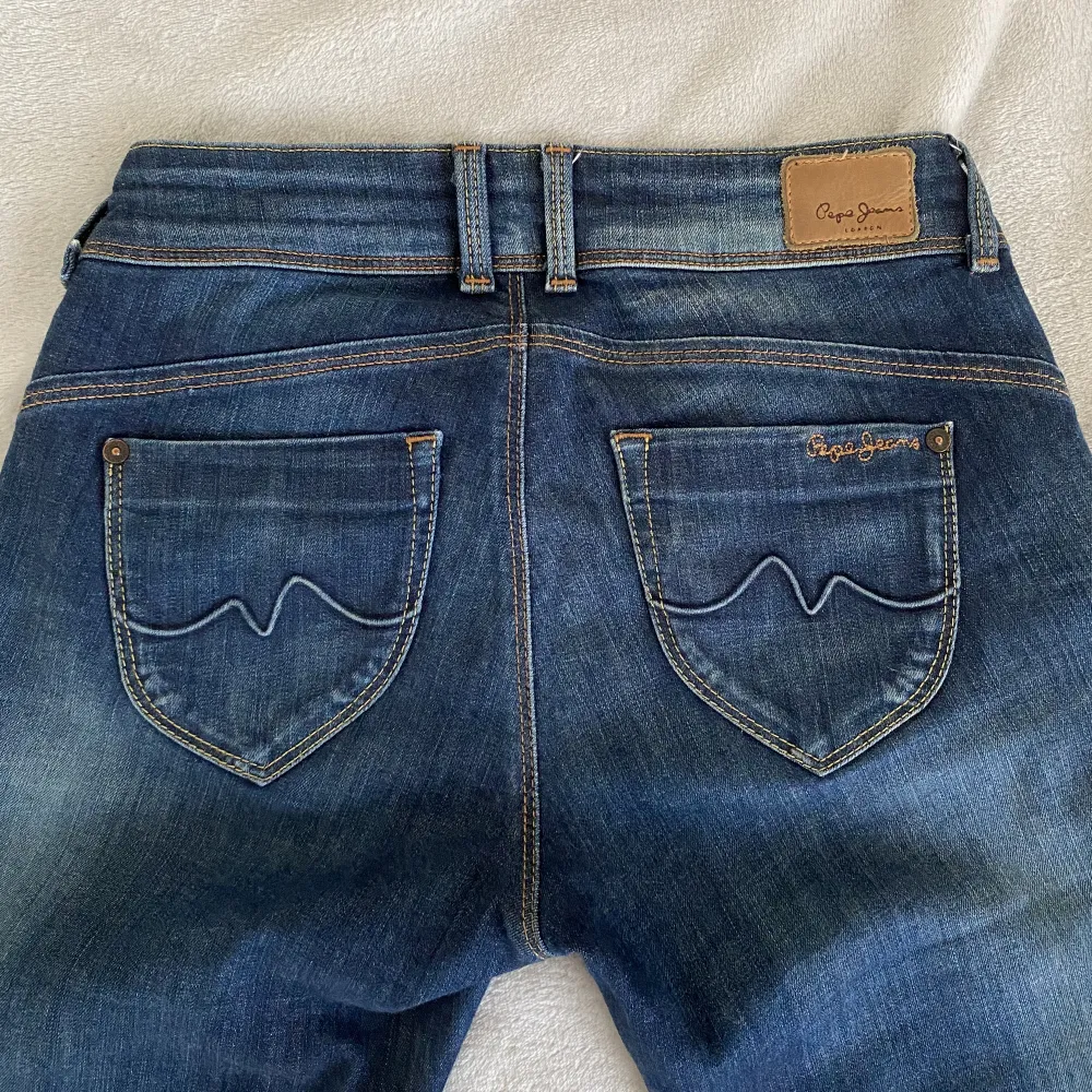 Säljer ett par superfina jeans från Pepe Jeans. Använda max 3 ggr. Superfina!🥰. Jeans & Byxor.