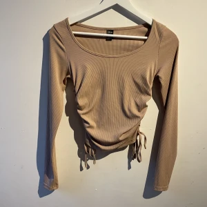  Justerbar ribbad topp - Justerbar ribbad kroppad topp S men är som xs-xxs 