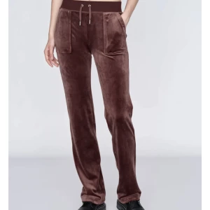 Juicy Couture byxor  - Juicy couture byxor i modellen velour del ray bruna. I nyskick då de endast använts vid ett tillfälle och sen dess endast stått i hyllan. !Orginalförpackning och prislapp ingår!(därav priset) Skriv priv för fler bilder, kontakta innan du klickar ”köpnu”💕🫶