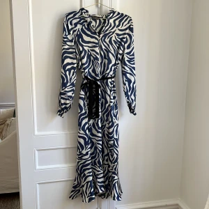 Långklänning  - Långklänning som använts fåtal gånger men är i fint skick, perfekt till sommaren 