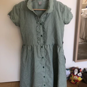 Jätte söt grön klänning  - Den är väldigt liten i armarna så ni vet! 