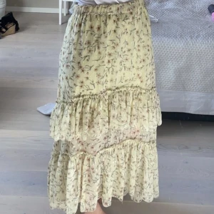 Kjol - Kjol köpt från H&M för något år sedan. Väldigt sparsamt använd, därav nyskick.