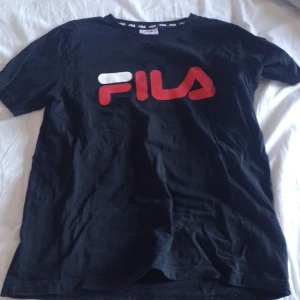Fila - Hej, jag säljer en fin fila tröja. Jag säljer den för att den ej kommer till användning. Köparen står för frakten.