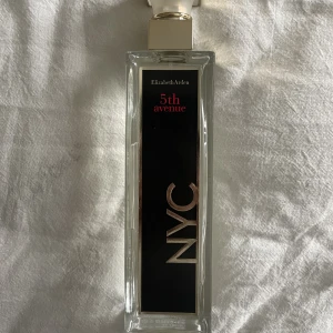 Parfym Elisabeth Arden  - Kommer inte till användning har endast haft den enstaka gånger. Den är inprincip helt full.  5h avenue parfym.   Har en fräsch doft av vanlij och luktar inte för starkt. 