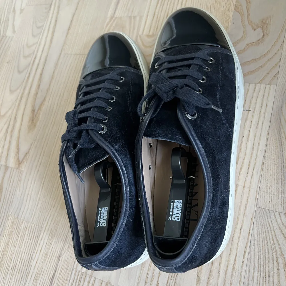 Lanvin skor i den eftertraktade blå färgen! EU 44 (UK 10). De är i grymt skick (9/10). Säljer dem för endast 2500 (nypris: 4500kr). Kan frakta via Postnord.Hör av dig vid frågor eller funderingar🤗. Skor.