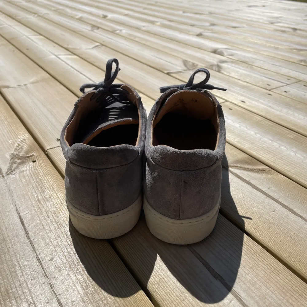 Grå mockasko perfekt för sommaren, stl 43 Något knappt synligt märke på ena skon annars nyskick. Nypris: 2600kr Box till skorna ingår i priset.     Skicka för fler bilder och om du undrar något ! . Skor.