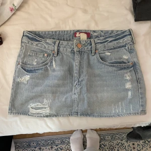 Vintage jeanskjol - Supersnygg kjol, tyvärr lite stor på mig! Står 164 i men skulle säga S. 40 cm midjan, och 27cm lång 