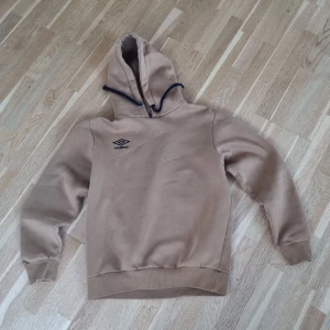 Hoddie från umbro - Brun hoddie från Umbro