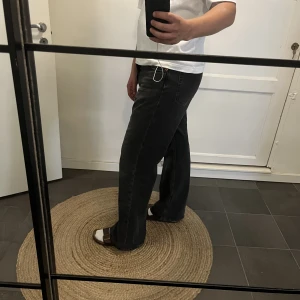 Weekday jeans - Storlek 31/33 modellen heter time loose och det är bootcut på jeansen! 