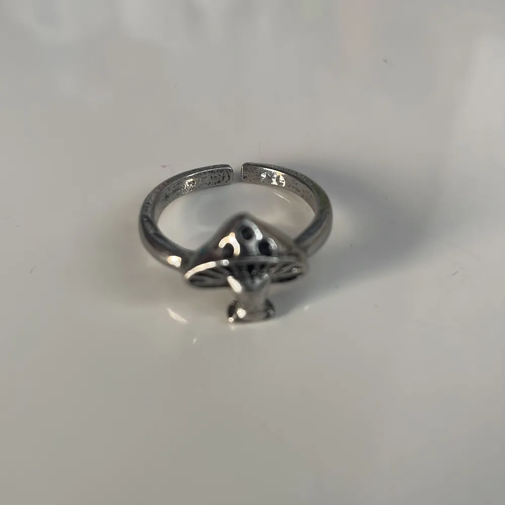 Silverfärgad ring som är justerbar, gjord i rostfritt stål. Finns fler liknande på min profil! Köp gärna med köp direkt :). Accessoarer.
