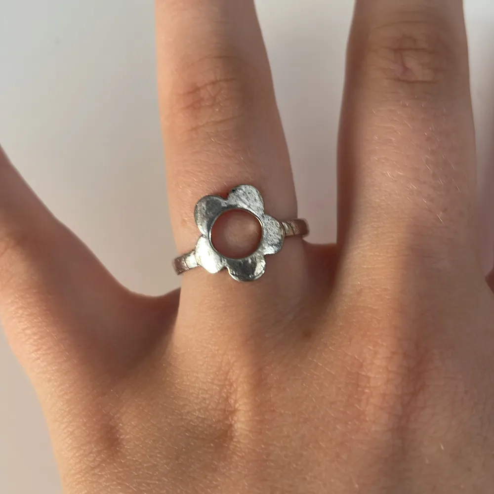 Silverfärgad ring som har diametern 1,7 cm, gjord i rostfritt stål. Finns fler liknande på min profil! Köp gärna med köp direkt :). Accessoarer.