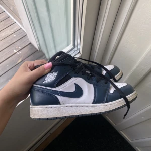 Jordan 1 mid - Säljer mina Jordan 1 mid. Använder ej skorna längre, så passar på att sälja till någon som kommer ha mer användning för skorna än mig. Skorna har inga skador, det ända är framsidan (creesade). Annars funkar skorna som vanligt. Köpta för 2300kr! 