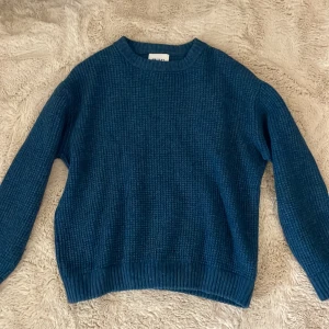 Stickad tröja - En blå stickad tröja som är oanvänd och ny. Storlek M (men liten i storleken)