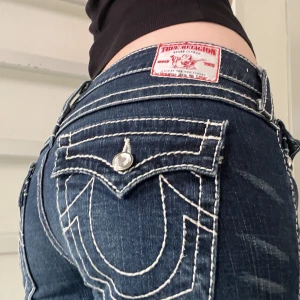 True Religion Lågmidjade Jeans - Väldigt bra skick & superfin färg, säljer för att de tyvärr är för stora för mig. Ska vara bootcut, men för långa på mig som är 168cm! W29L36
