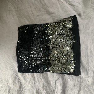 Festtopp - Jättefin paljett-bandeu köpt på Humana där paljetterna övergår från svart till guld/silver! Mesh på baksidan och sitter så snyggt! Passar S