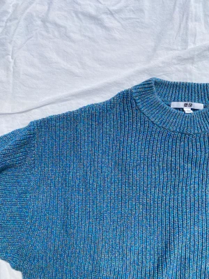 Tjocktröja  - En väldigt skön tröja med underbara färger. Bilden är klippt lite konstig men tröjan är i perfekt skick så det är inga konstigheter😊Pris går att diskutera vid snabb affär 💗