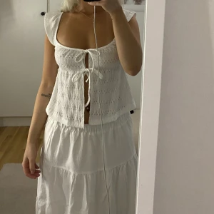 Linne från GinaTricot  - Super gulligt linne från GinaTricot med knytning. Endast testad. Storlek XS. 