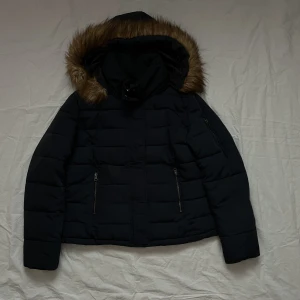 Mörkblå jacka - En super mysig och skön jacka. Använts en del men har inga större defekter förutom lite smuts på ( inget som syns på långt håll ) annars i fint skick. Priset går att diskutera 🫶🏼 skriv om ni har frågor 