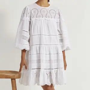 Säljer nu min fina vita klänning från by malina, då den inte kommer till användning💞 Klänningen är helt oanvänd, med prislappen kvar. Den verkar dessutom vara helt slutsåld✨Om det önskas fler bilder löser jag det! Ordinariepris ca. 2500kr