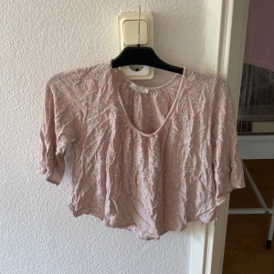 Kortärmad tröja - Säljer min angelology tröja köpt på lager 157