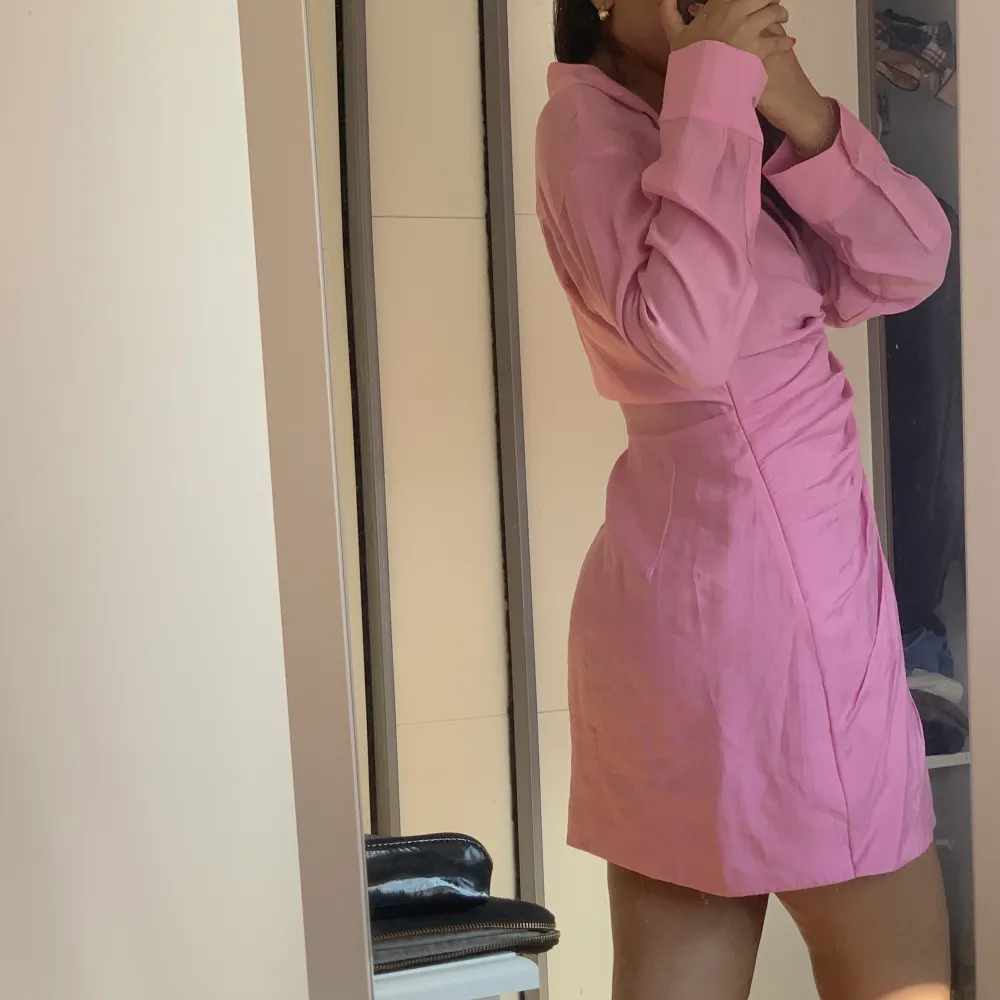 Säljer denna fina rosa klänningen i jättefint skicka den är endast använd en gång. Frakt ingår i priset 💕. Klänningar.