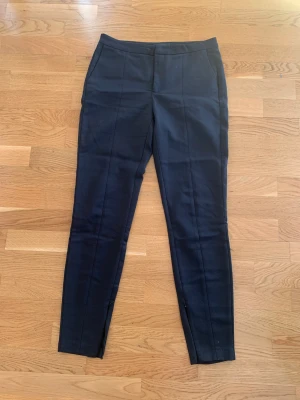 Kostymbyxa - Kostymbyxa med pressveck. Två fickor och slits med dragkedja