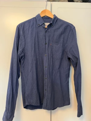Marinblå skjorta lexington - Marinblå skjorta från lexington. Rak passform