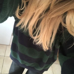 Tate tröja - Säljer denna jätte fina Tate tröjan från pull and bear då den inte är min stil längre. Den är helt oanvänd och i nytt skick💕köpte den för 400 kr 