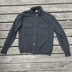 OSCAR JACOBSON - STICKAD TRÖJA - - Använd, men så gott som ny - Size M  - 70% Ull 