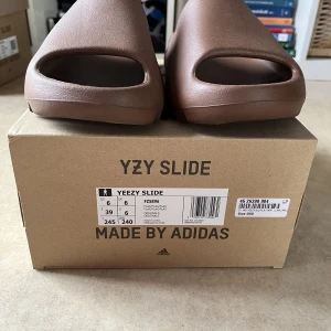 Yeezy Slide Flax - Säljer ett par Yeezy slide Flax (DS) Storlek 39. 