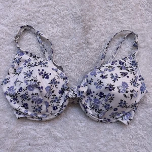 Blommig bikini  - Blommig bikiniöverdel, aldrig använt! Passar B/C/D kupa.