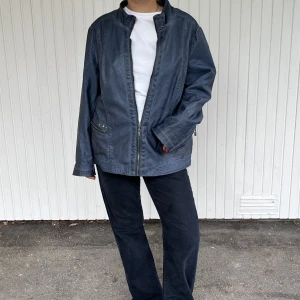 Blå skinnjacka  - Blå skinnjacka köpt vintage med få defekter som kan visas vid intresse 