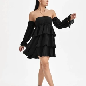 sommar klänning - Säljer denna fina off shoulder klänningen, passar super bra för alla med stockholm stil speciellt nu inför sommaren, klänningen kommer utan ärmarna, köparen står för frakt!