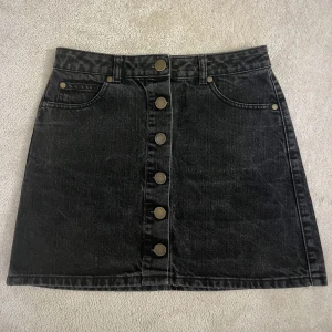 Jeanskjol - Jättesöt jeanskjol med knappar fram. Köpt second hand men den passar inte så bra på mig så jag har aldrig använt den. 