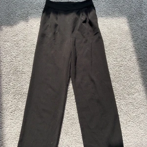 Kostymbyxor  - Svarta kostymbyxor från Ginatricot storlek 34, köparen står för frakten🌸🫶🏼 pris 80 kr 