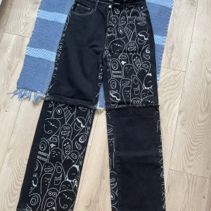 Svarta jeans med tryck - Säljer dessa ascoola jeans med snygga tryck både fram och bak! Skitsnygga att kombinera med vilken topp som helst!🌟 Kan frakta eller mötas upp i Borlänge💛