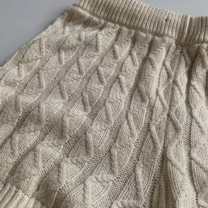 Säljer ett par fina stickade shorts som knappt är använda!!🤍🙏 De är i vit/beige (färgen syns bäst på första bilden)