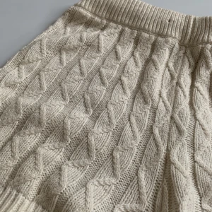 Stickade shorts - Säljer ett par fina stickade shorts som knappt är använda!!🤍🙏 De är i vit/beige (färgen syns bäst på första bilden)