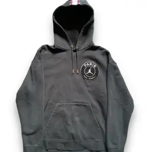 En sjukt fet Jordan PSG hoodie som använts max 5 gånger. Säljer den för att jg har märkt att den är lite för stor för mig. Den har mer detaljer så skriv i dm om du vill se allt!