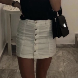 Jeanskjol - Säljer denna fina jeanskjol som blivit för liten. Passar perfekt nu i sommar!🌸