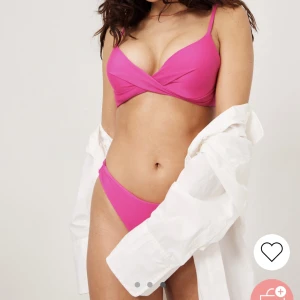 Neonrosa bikini - Neonrosa bikini från Nelly beach. Trosorna är i stolek S och överdelen är i 70D. Hela setet är köpt för 380 men säljer för 100.