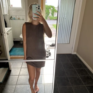 Brun klänning - Så fin brun klänning! Perfskt till i sommar