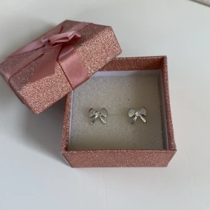 Silverörhängen  - Söta silver örhängen (liknande blomdals örhängen) som är nickelfria utan skador eller liknande 💕