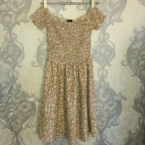 Beige kort sommarklänning  - Jätte fin och luftig med blommor